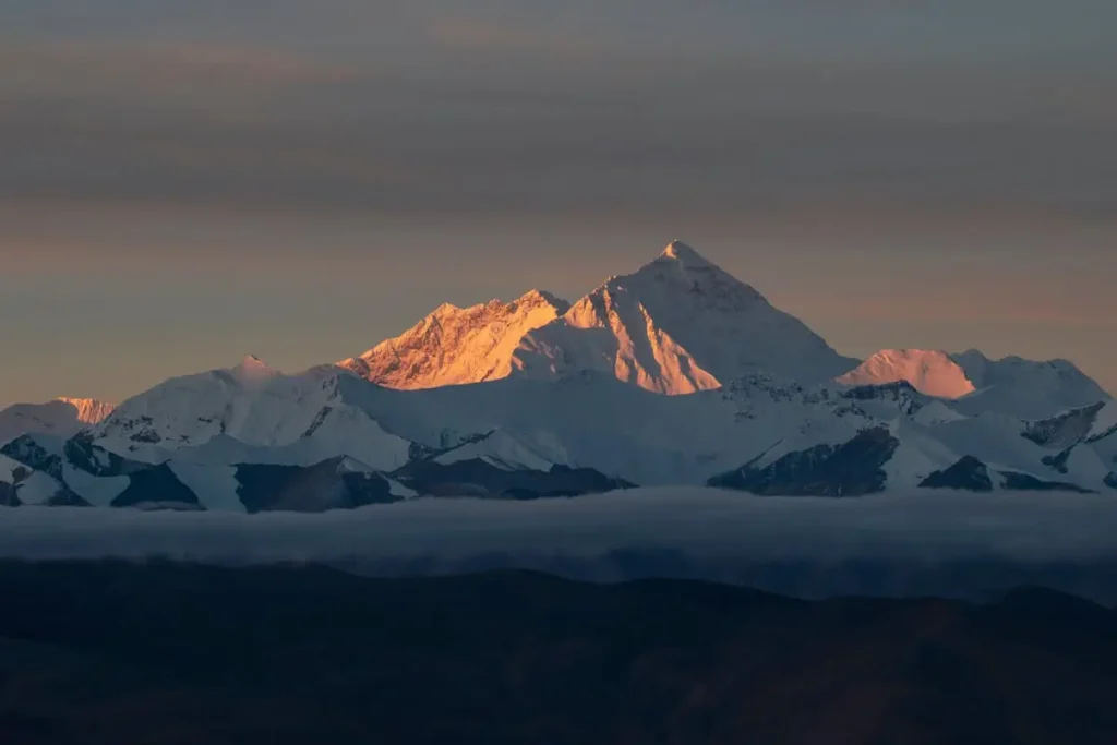 Monte Everest ao nascer do Sol