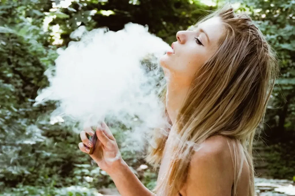 Mulher Usando Vape