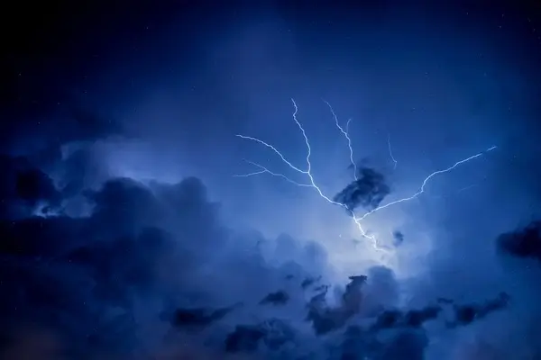 Raios entre Nuvens